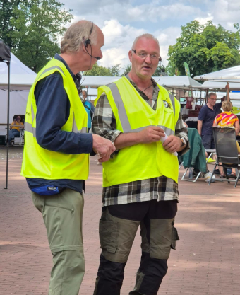 Marktmeesters in overleg op de markt van Melk en Honing 2026